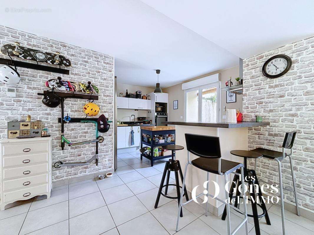 CRAPONNE   Appartement T4 Duplex de 97 m2 Carrez + 21 m2 uti - photo 2