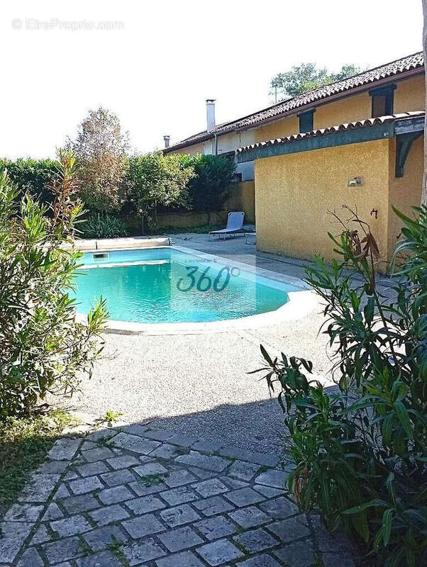 Maison 220 m² à Montracol  - photo 2