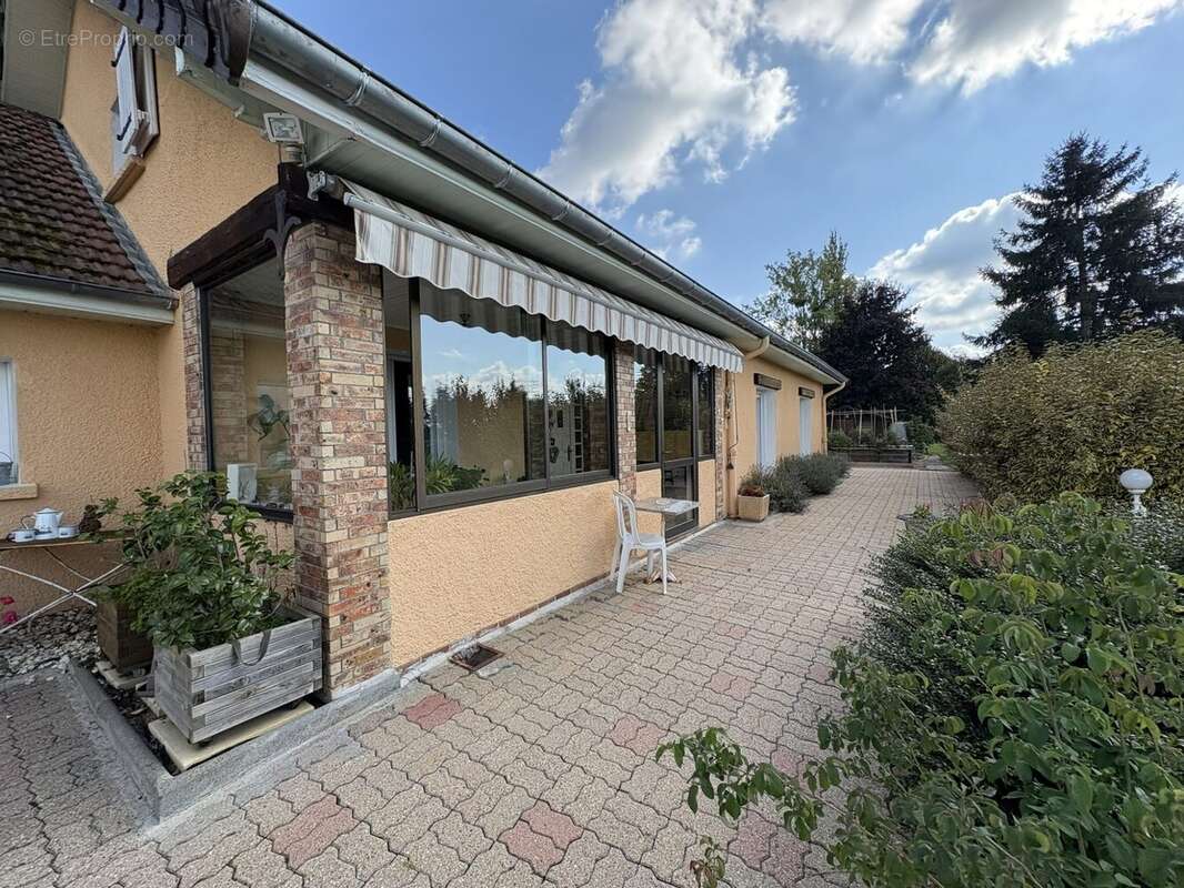 Maison à CREUZIER-LE-VIEUX