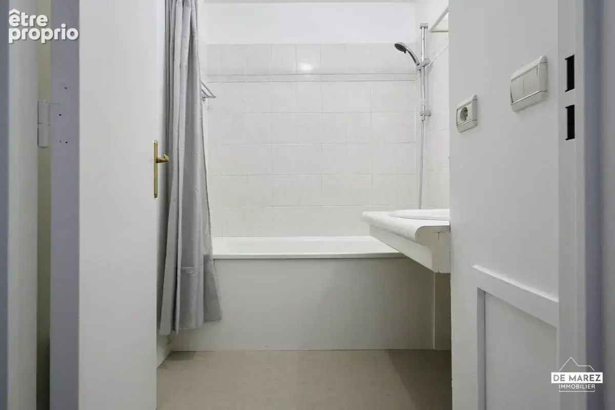 Exclusivite : t2 renove au dernier etage avec balcon, garage et cave ! - photo 9