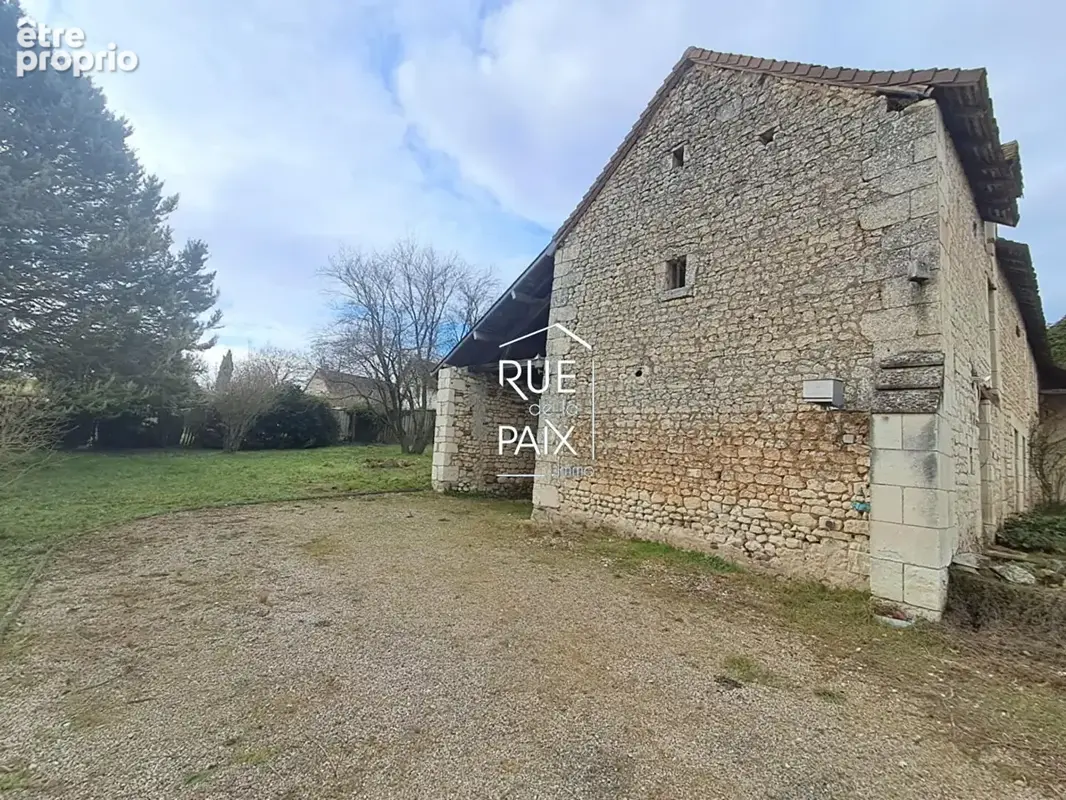 Maison familiale avec dépendances à Dangé-Saint-Romain - photo 11