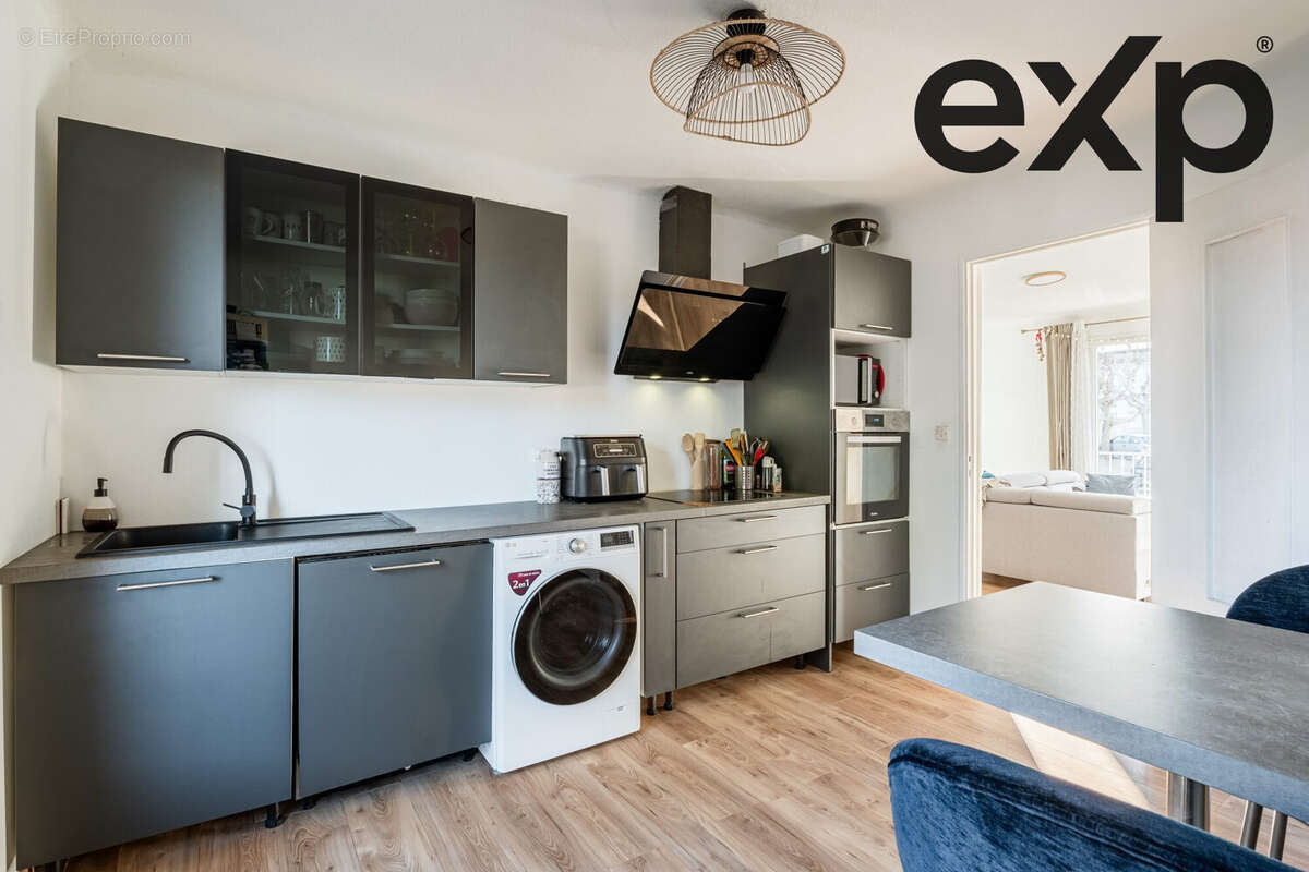 Cuisine spacieuse  - Appartement à CHATEAUNEUF-LES-MARTIGUES