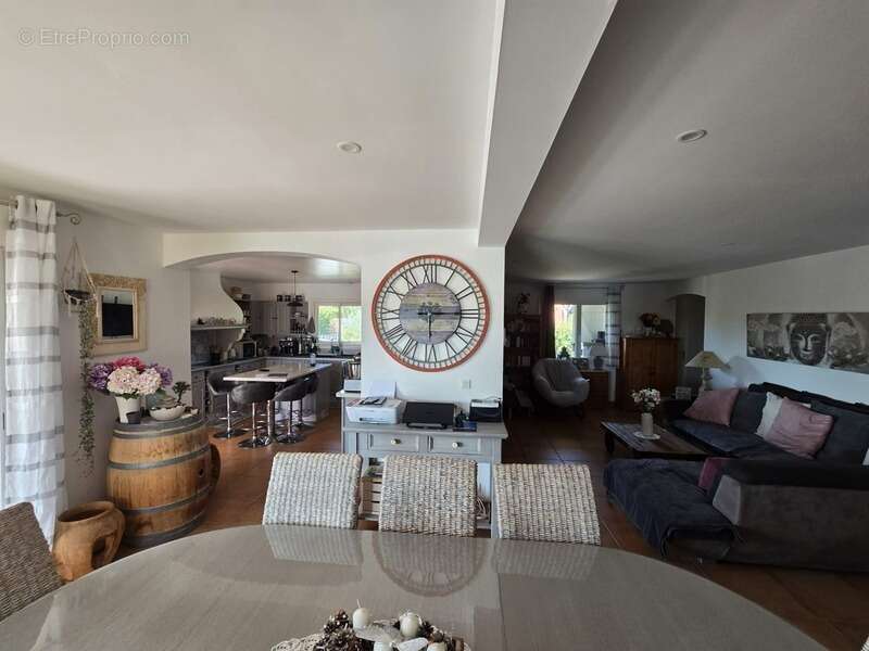 Villa familiale de plain-pied – 181 m² – 5 chambres – piscine – véranda – terrain de 916 m² - photo 3