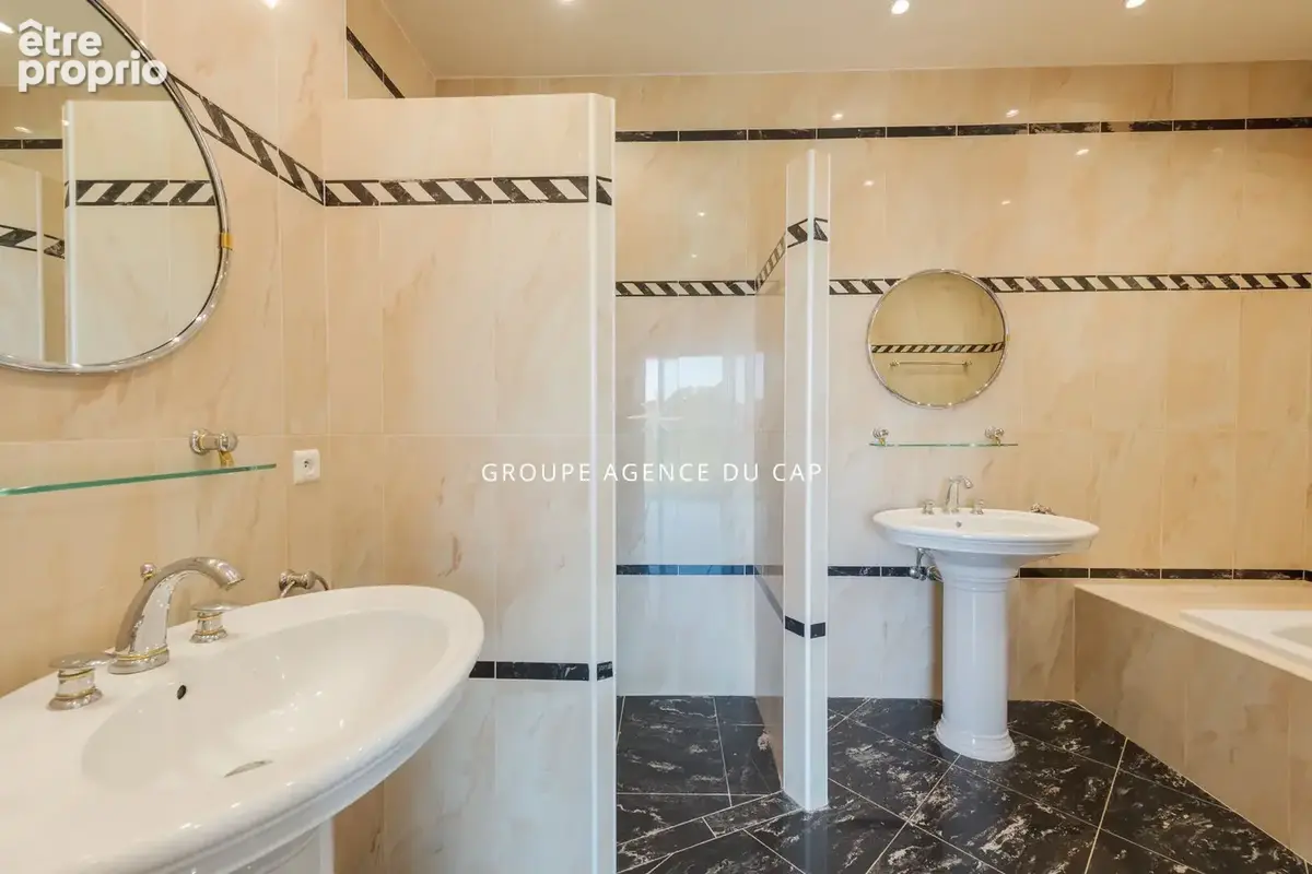 Vue degagee tres belle villa lumineuse de 7 pieces 5 chambres piscine deux garages proche golfs - photo 10