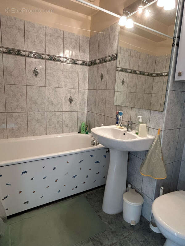 A vendre - studio vue port plage nord - photo 8