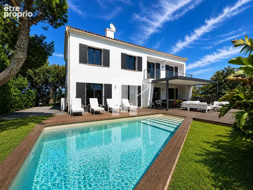 Superbe villa rénovée à Saint-Raphaël   208 m2, vue mer, suites, piscine et prestations d’exception - photo 2