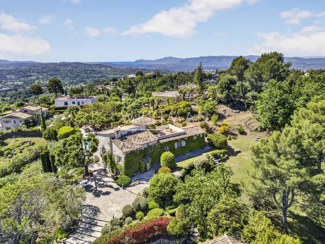 Maison à CHATEAUNEUF-GRASSE