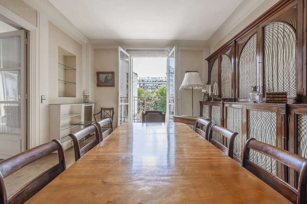 Appartement à PARIS-16E