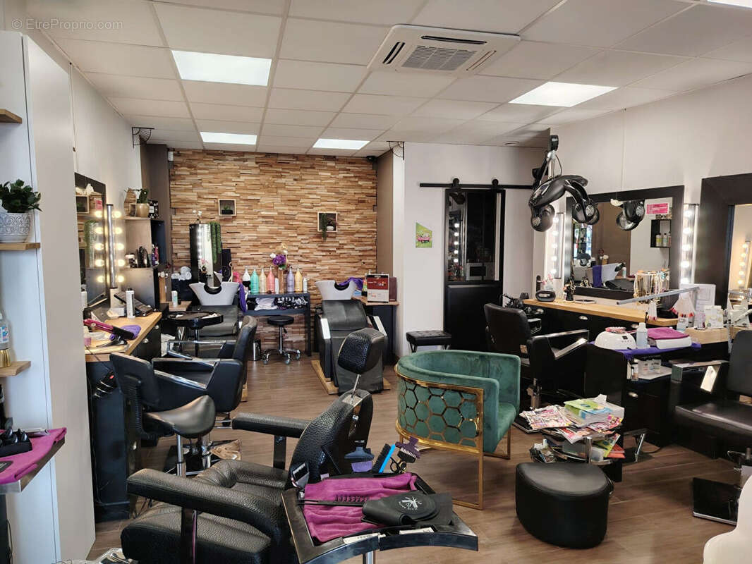 Commerce à ENTRAIGUES-SUR-LA-SORGUE