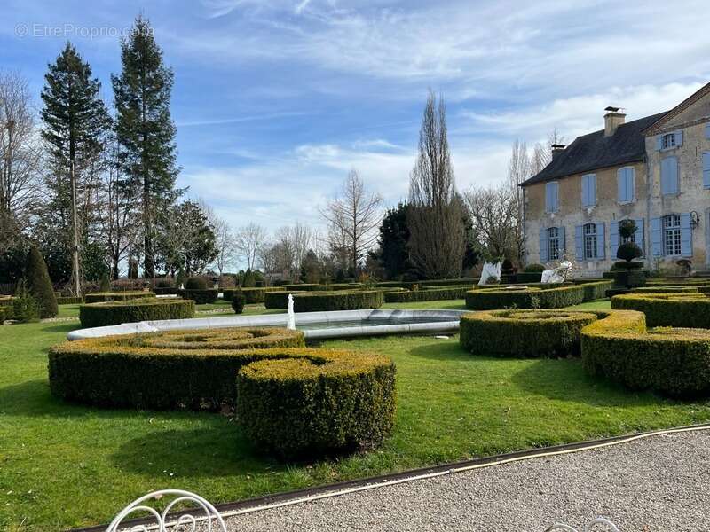 ELEGANT CHATEAU XVIIIs, sans travaux, sur 1 hectare clos de murs, jardin paysagé, chapelle, orangerie, dépendances, pour famille - photo 34