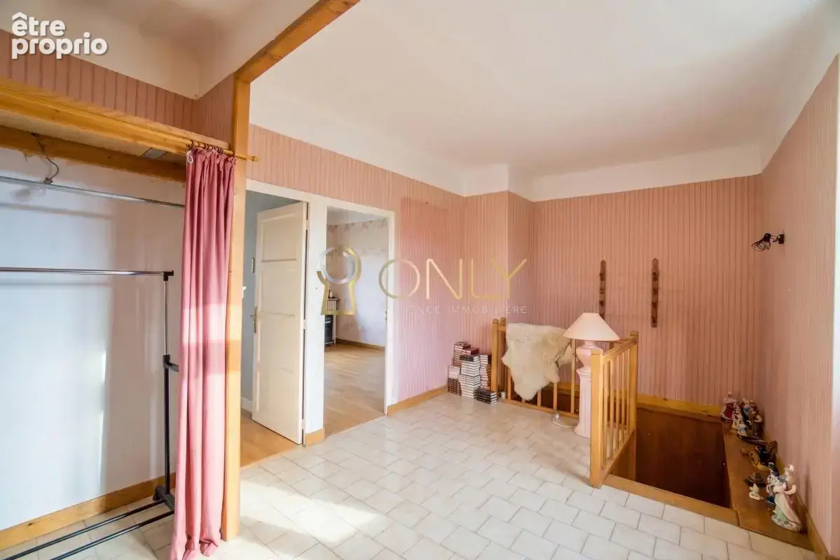Poleymieux au Mont d'Or - Maison de caractère - 176 M² -  Dépendances - A rénover - photo 20