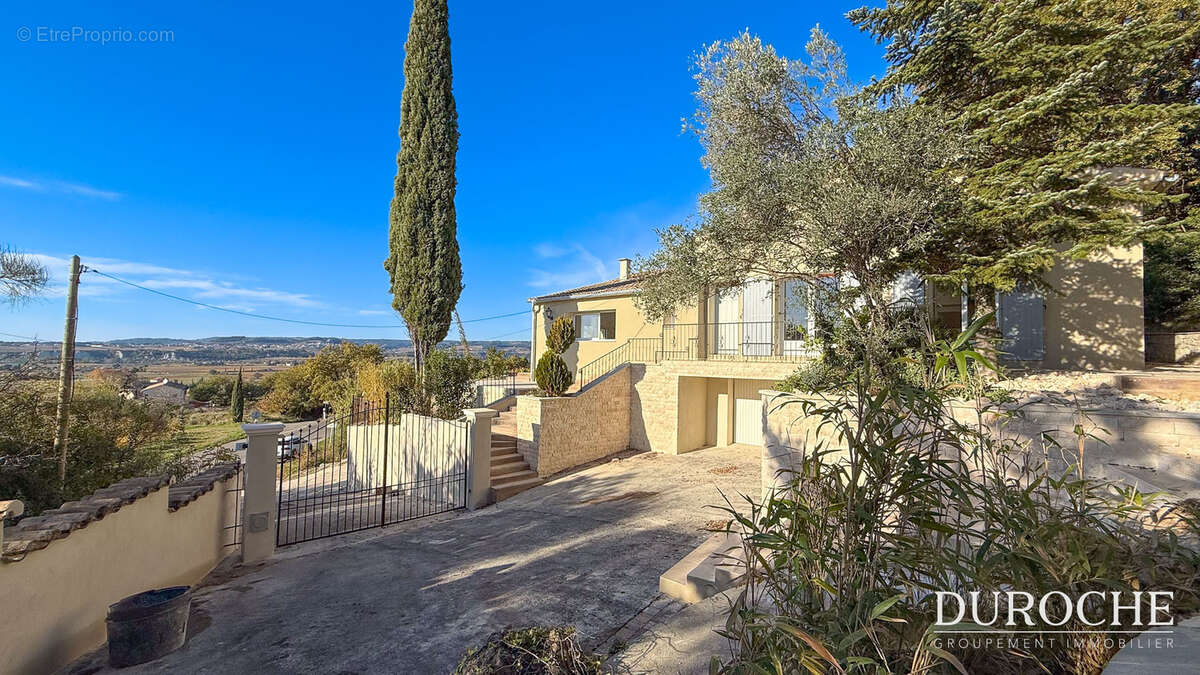 Séguret, Maison restaurée avec vue exceptionnelle   109 m2, piscine, garage et atelier - photo 13