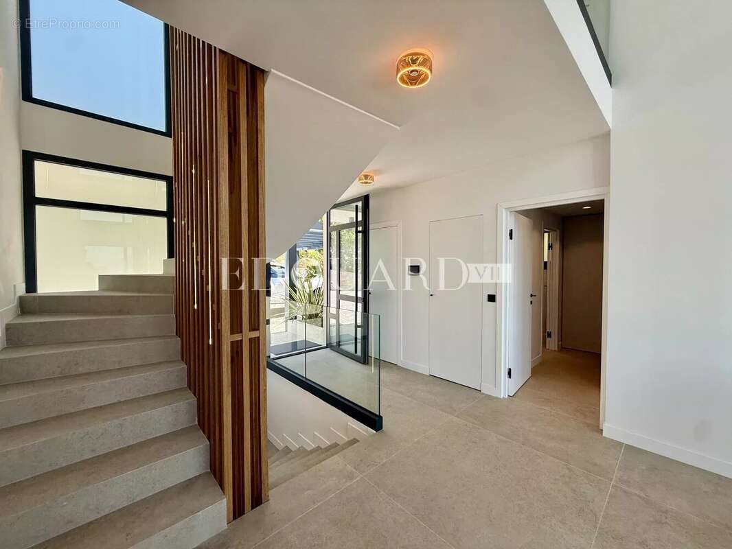 Somptueuse villa complètement rénovée avec piscine chauffée et splendide vue mer panoramique - photo 3