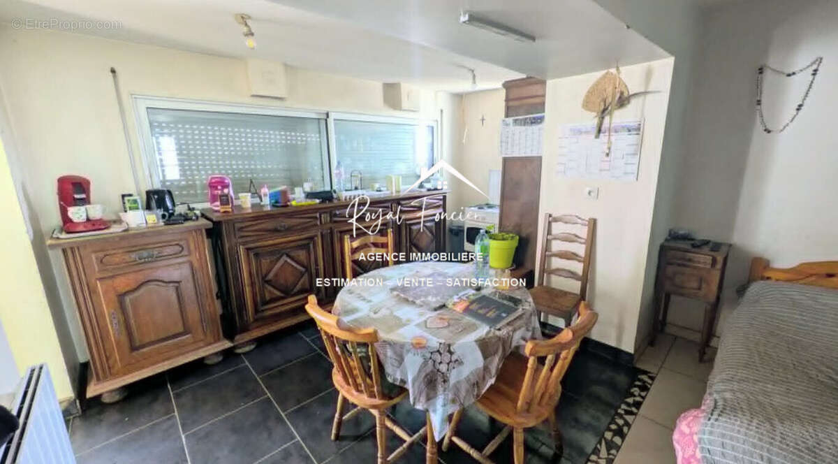 Coin cuisine nue - Maison à PUSSIGNY