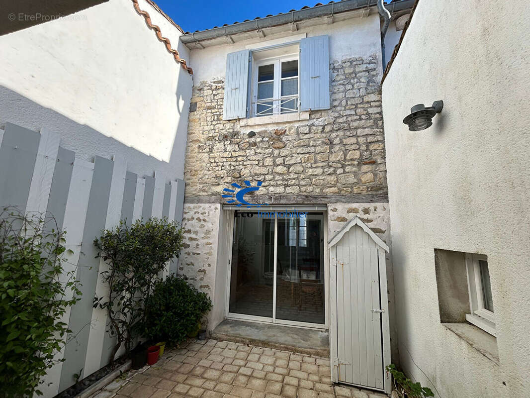 La flotte maison de bourg 3 chambres+bureau cour et patio - photo 3