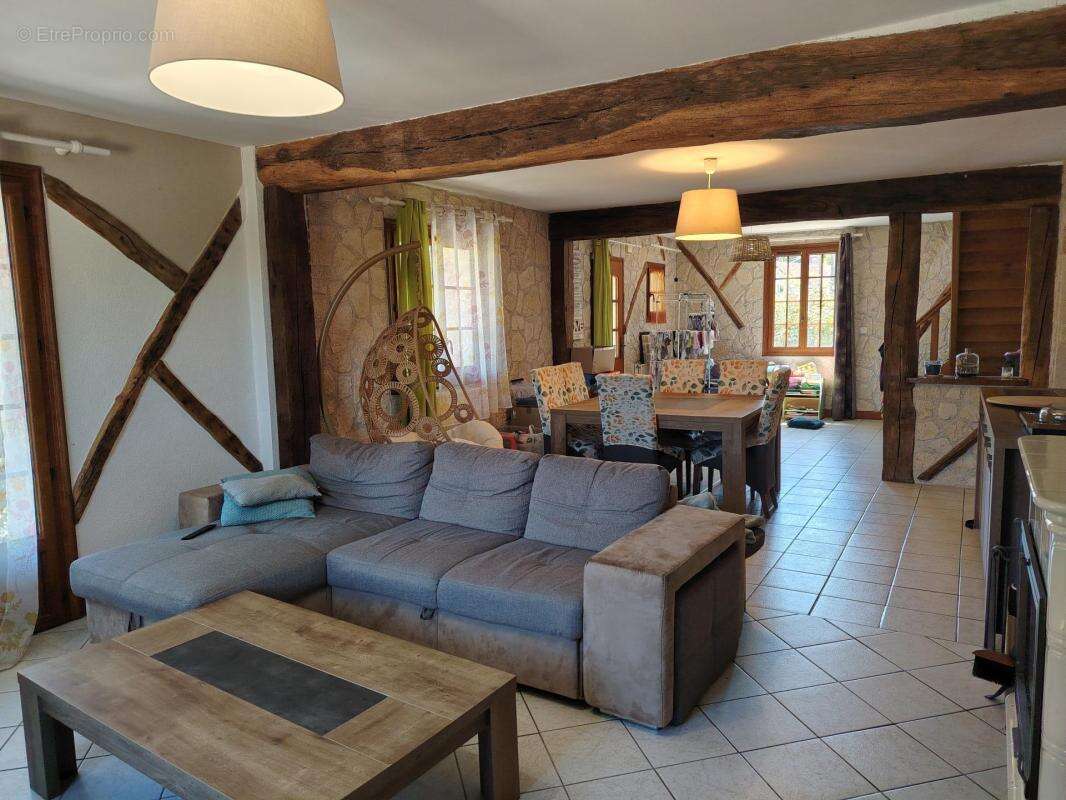 Maison de caractère sur un terrain de 10 816 m² - photo 3