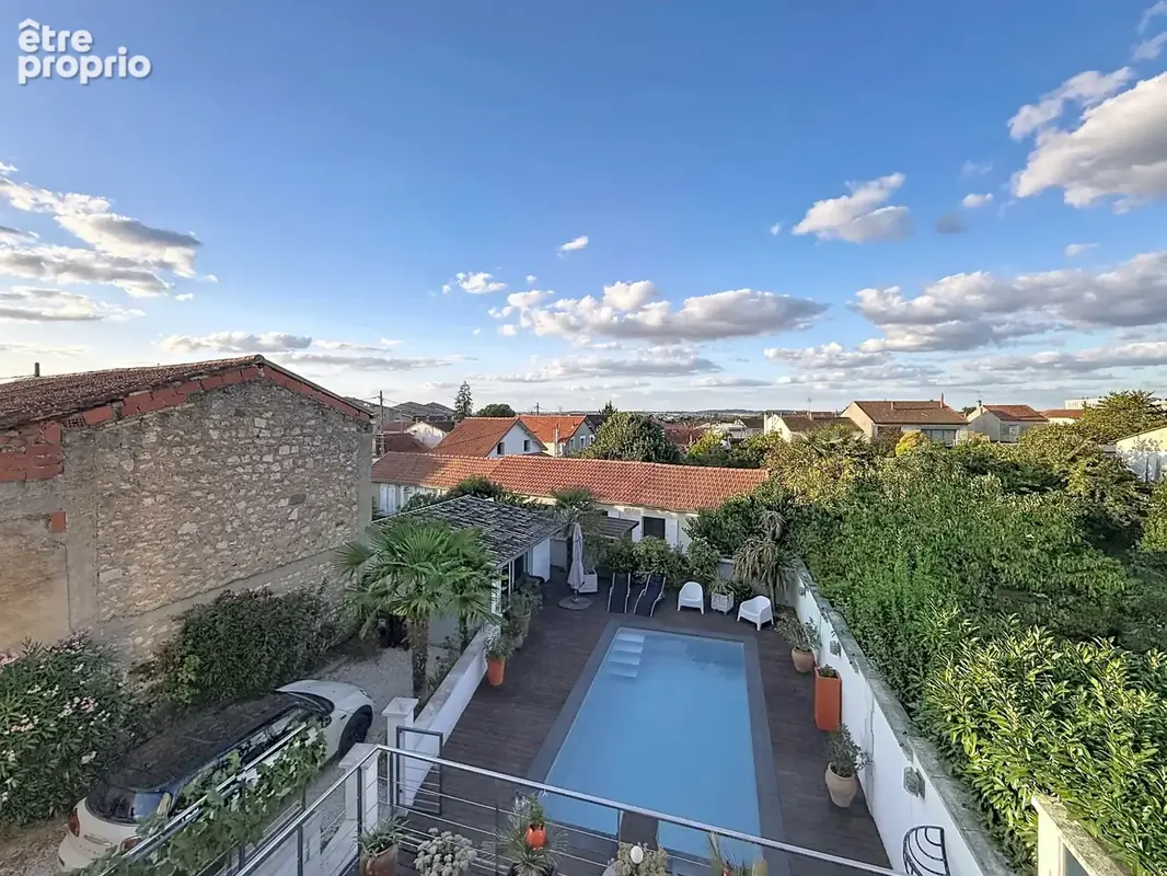 ANGOULEME Quartier prisé : maison de ville rénovée avec piscine et jardin sans vis à vis, garage. - photo 2