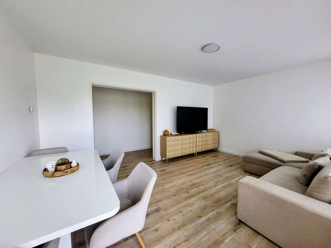 Appartement T3 entièrement rénové de 70 m2 avec balcon, cave et parkings   Résidence calme, sécurisée et arbor - photo 5
