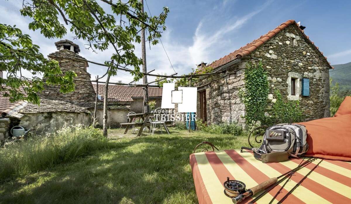Mas Cévenol avec une vue dégagée et près de 3 hectares de te - photo 2