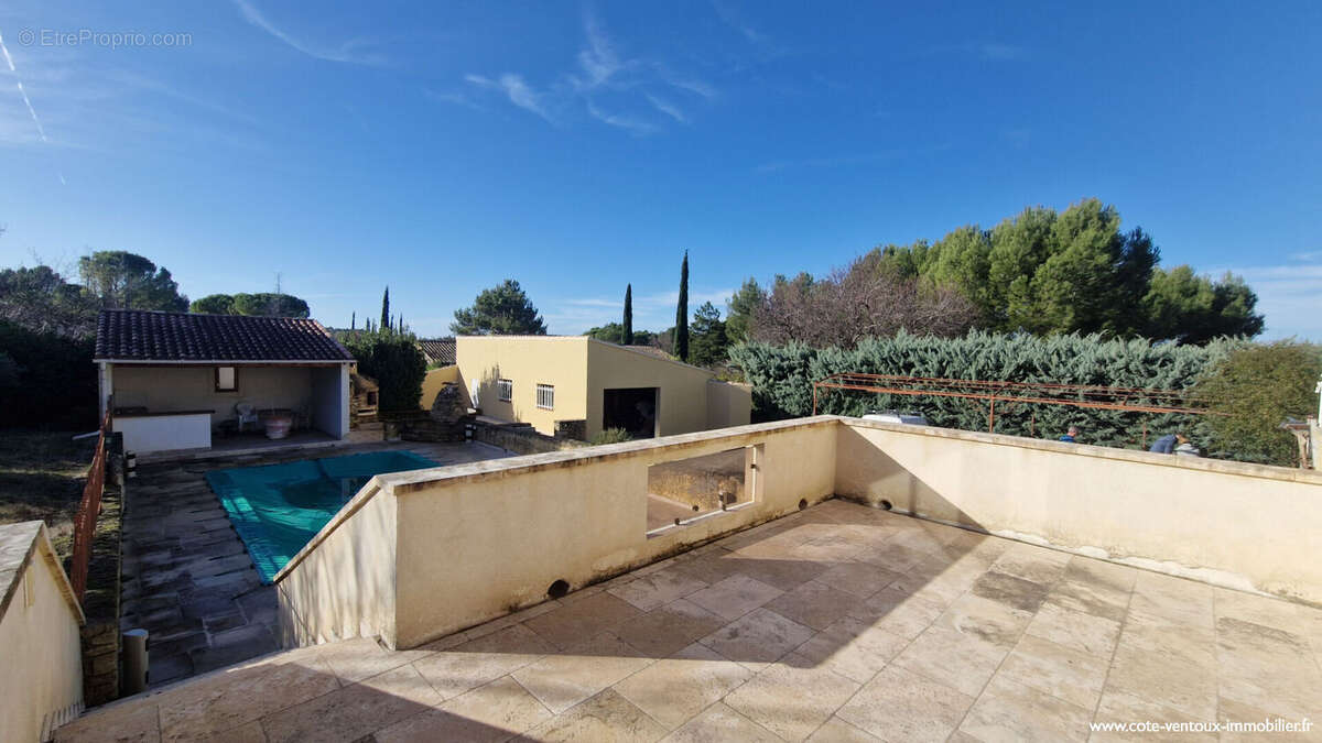 Maison à LA ROQUE-SUR-PERNES