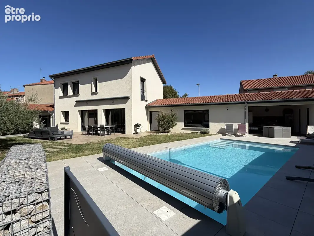 Exclusivité, rare à la vente maison de ville complétement rénovée à neuf  avec terrain et piscine. - photo 2