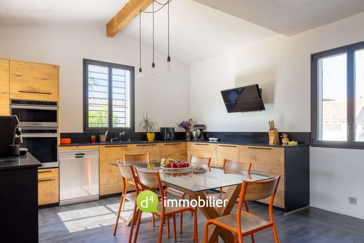 Maison à LA FARE-LES-OLIVIERS