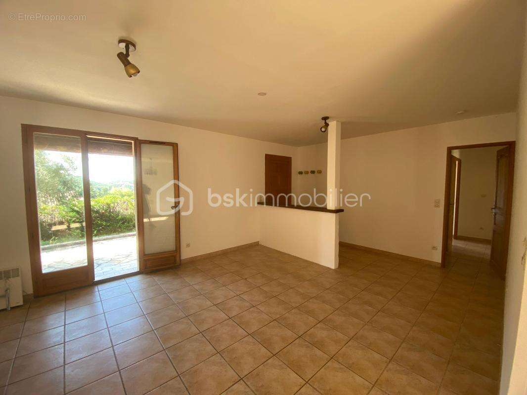 Jolie maison provençale de plain-pied lumineuse avec cheminée - 4 chambres avec garage aménagé et terrain en restanque clôturé d - photo 13