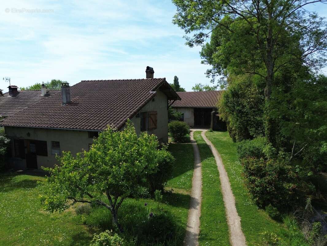 Maison à COURTES