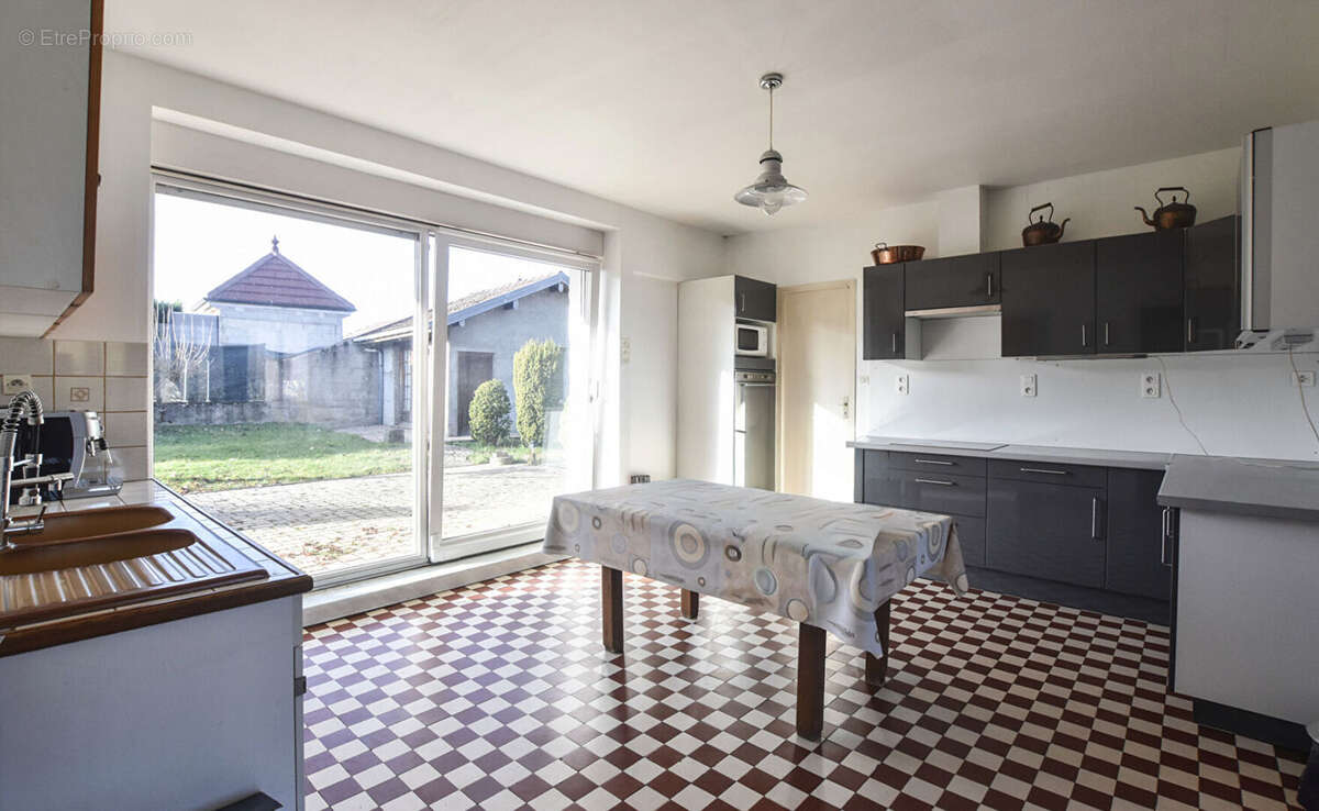 Devecey : Grande maison 248 m² sur 2016 m² de terrain avec dépendances - photo 5