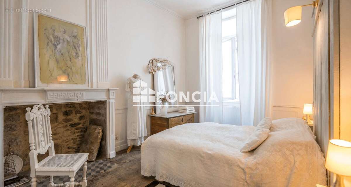 Appartement de caractère de 147 m² avec local professionnel de 89 m², studio indépendant, annexe à rénover, cour privative et co - photo 6