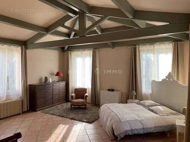 Maison 800 m² à Charleval  - photo 4