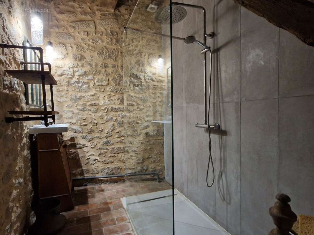 Propriété de charme avec dépendances, piscine et jardin dans un hameau. - photo 20