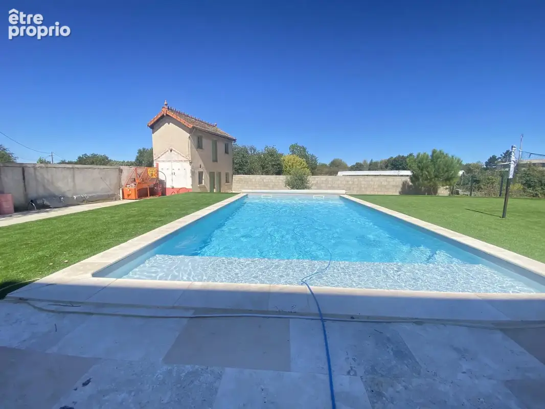 Maison familiale avec piscine à Saint-André-le-Puy — 226 m2 sur 930 m2 clos et arboré - photo 2