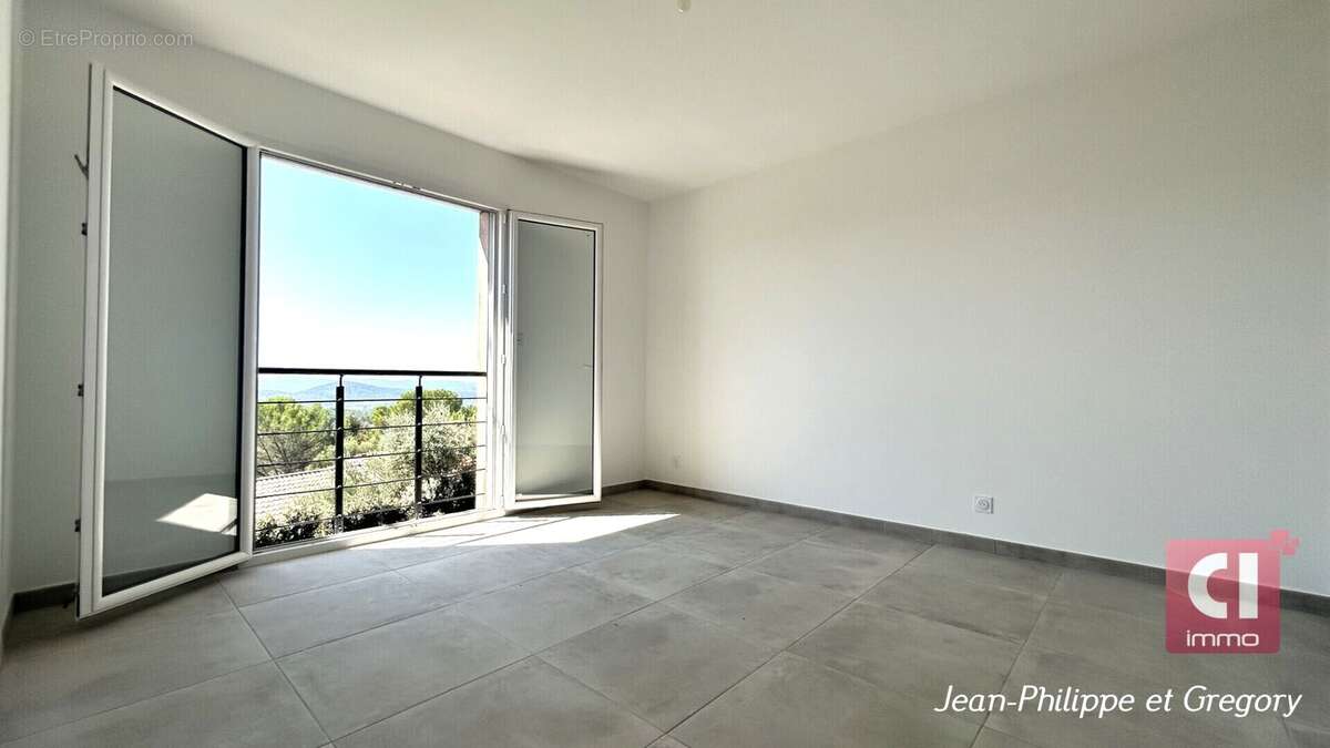 Villa de standing  Piscine, garage, terrain de 1 874 m² et vue incroyable - photo 9