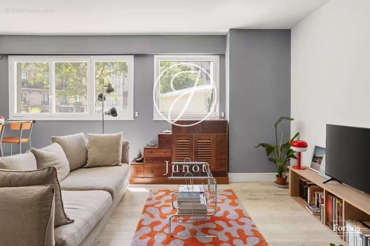 Paris 16e - PASSY / TOUR - Grand studio esprit 2 pièces - 44,70m² Carrez - 1 chambre avec verrière - photo 8