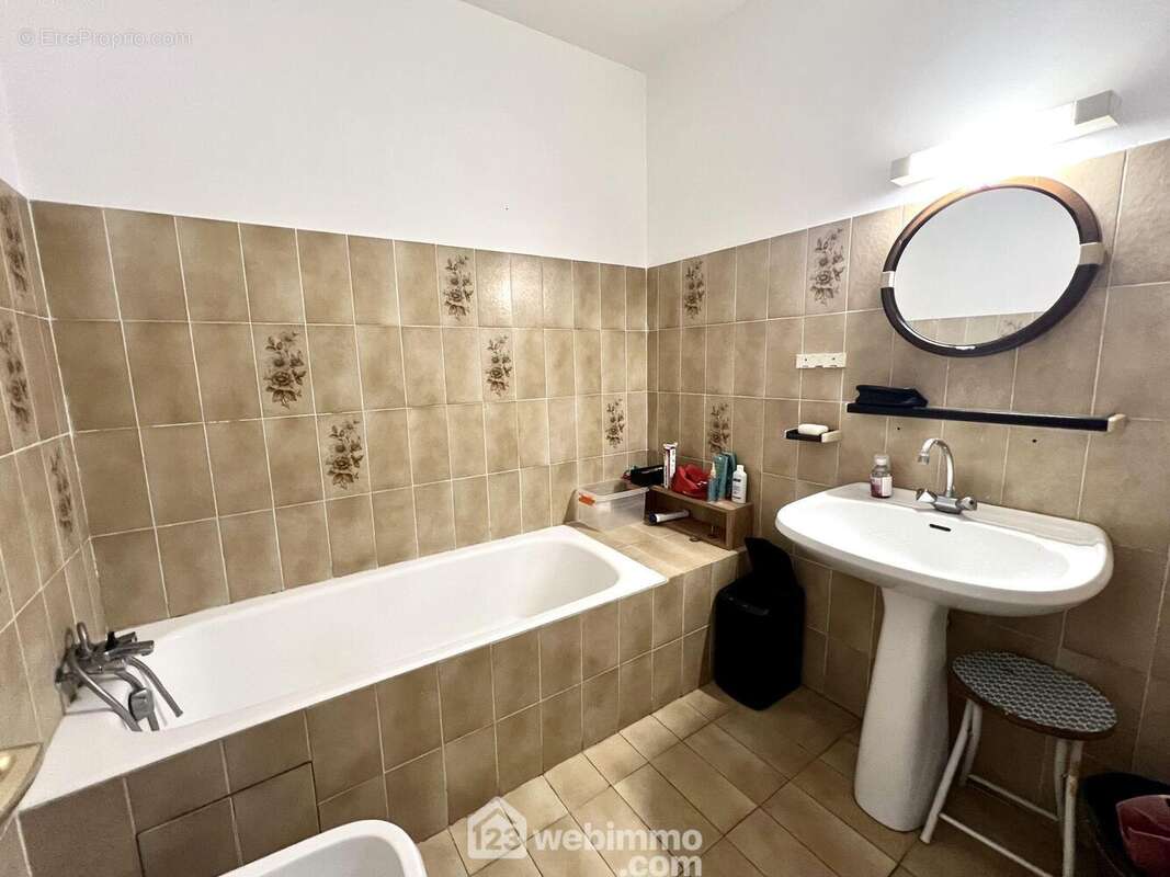 La salle de bain fonctionnelle - Appartement à BASTIA