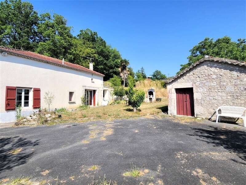 Maison de plain pied à rénover en partie - 3 pièces - avec jardin et dépendances - à MONTAIGU DE QUERCY (82) - photo 2