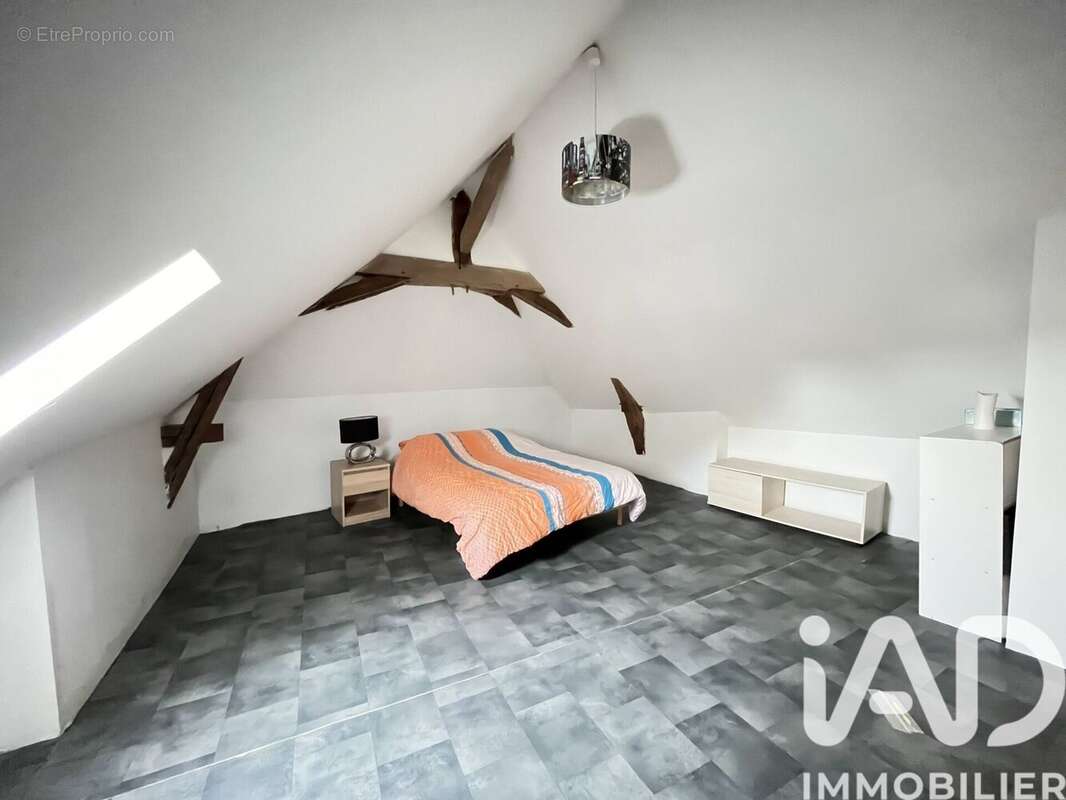 Maison 106 m² à La Celle-Guenand  - photo 8