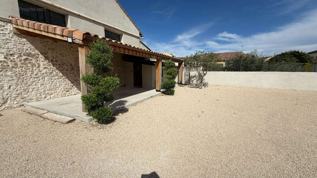 Terrain constructible de 606 m² clos par mur  avec 45% d'emprise au sol. - photo 5