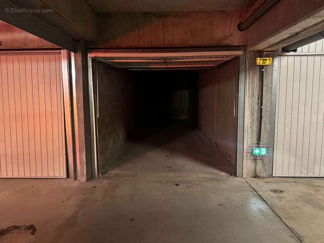 Garage double fermé et sécurisé dans résidence Quartier du Drapeau à Dijon - photo 2