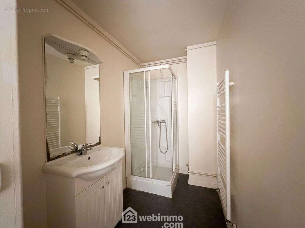 Salle d'eau avec WC - Appartement à VERDUN