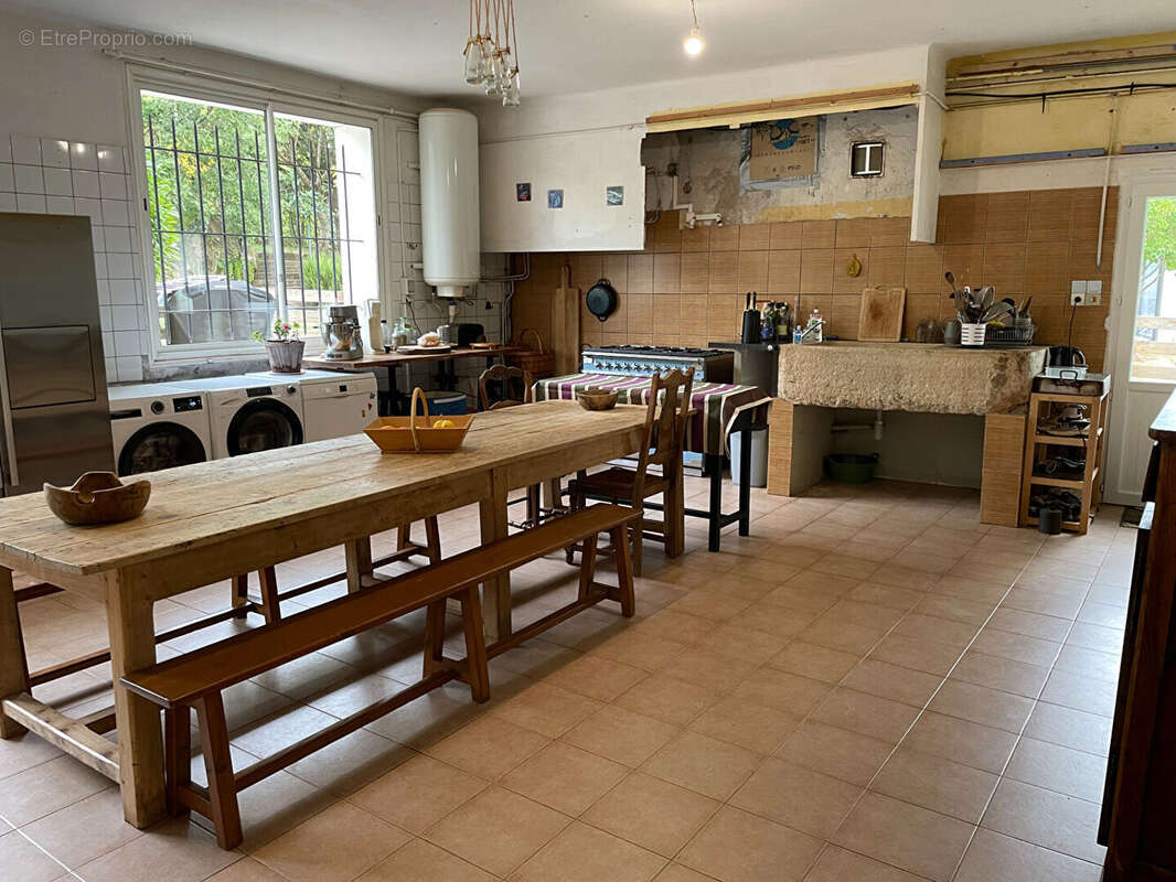 VILLECROZE, vaste bâtisse de 790 m² avec dépendances, garage et piscine - photo 8