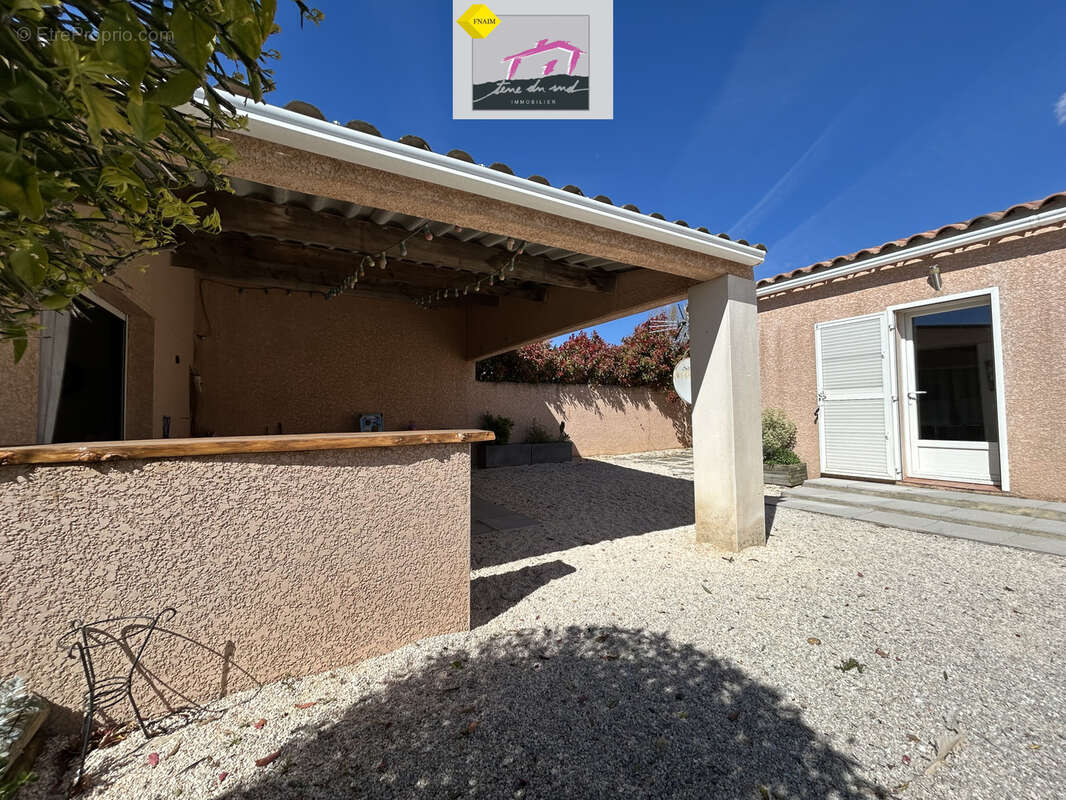Maison de plain-pied avec Garage, jardin et piscine - photo 2