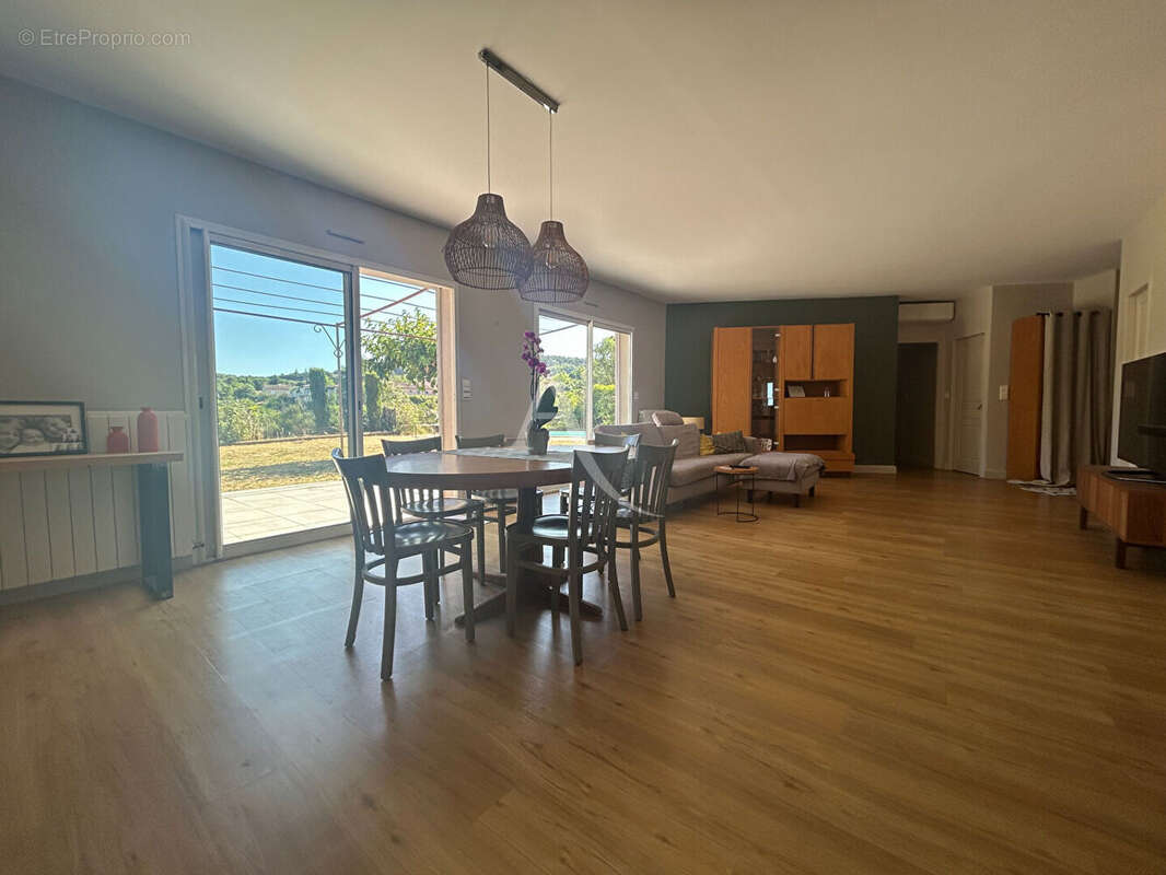 Superbe villa de plain-pied avec piscine et vue dégagée sur la pinède - photo 6