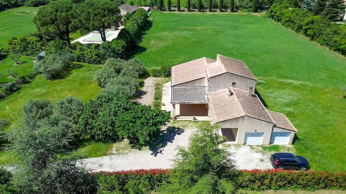 Maison T5 de 175m2  - 2 garages - 3000m2 de terrain - 84300 Cavaillon n°5