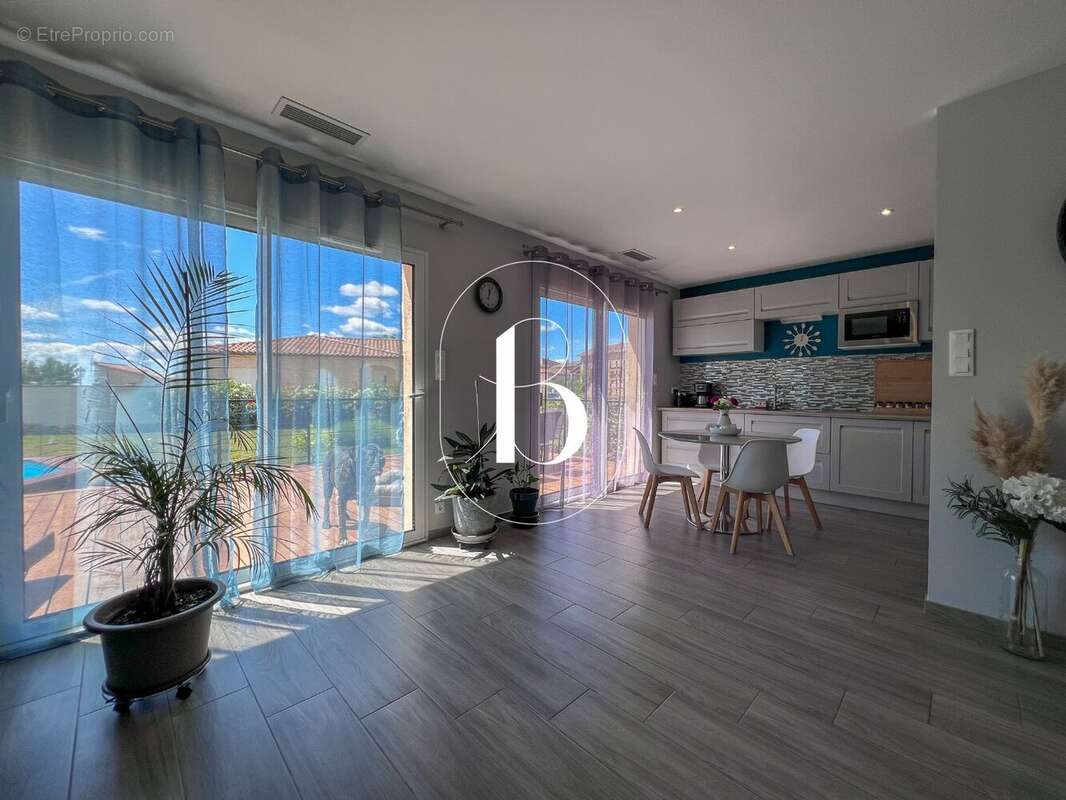 Maison 100 m² à Orgnac-L'aven  - photo 12