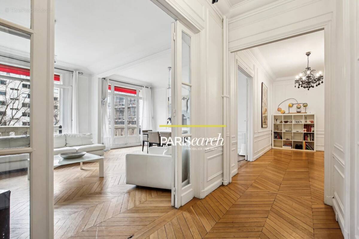 Appartement à PARIS-16E