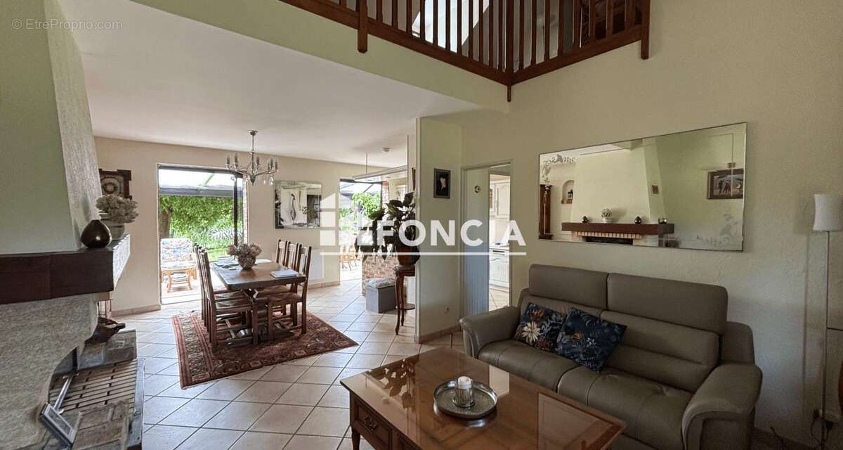 Dans un cadre verdoyant sur 4700m2 de terrain Maison familiale avec piscine - photo 4