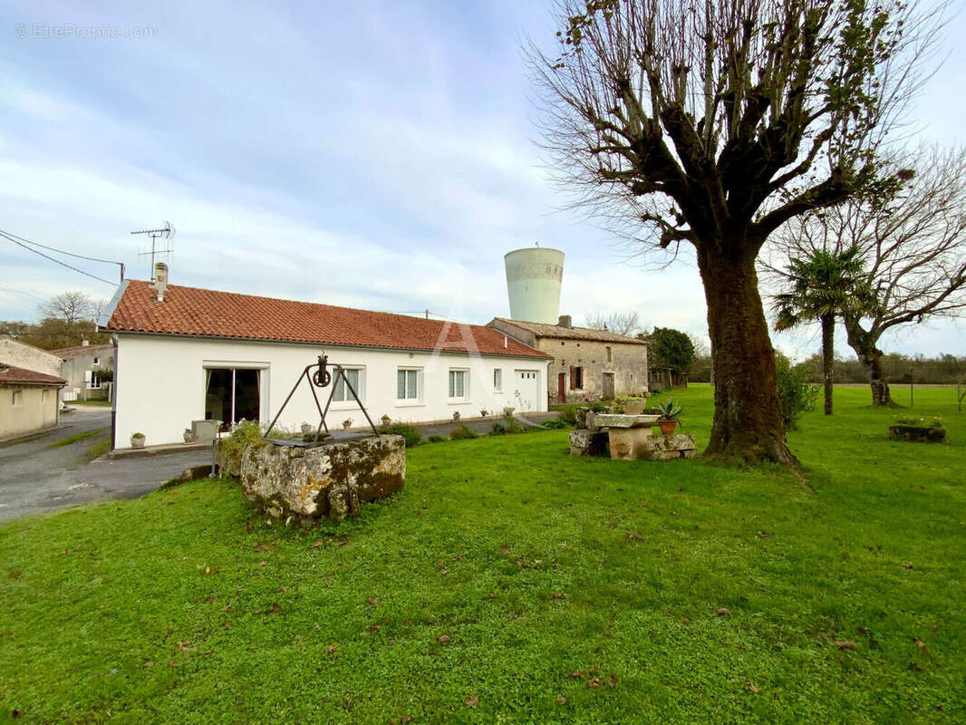 Propriété à la campagne avec dépendances et maison à rénover - photo 2