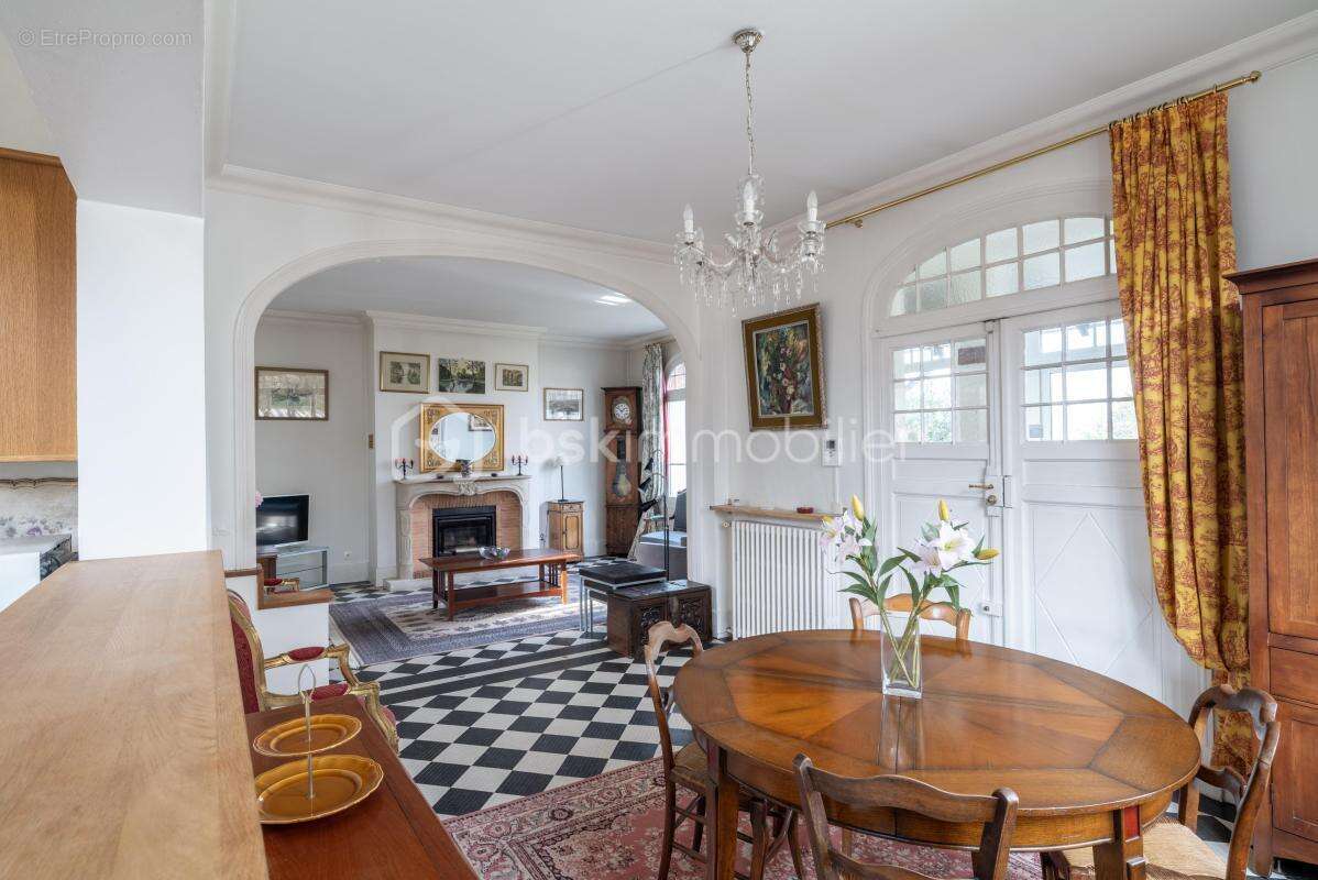 Maison de caractère  – 9 pièces, 7 chambres, sous-sol total – proximité rer d, commerces et écoles à pied - photo 5